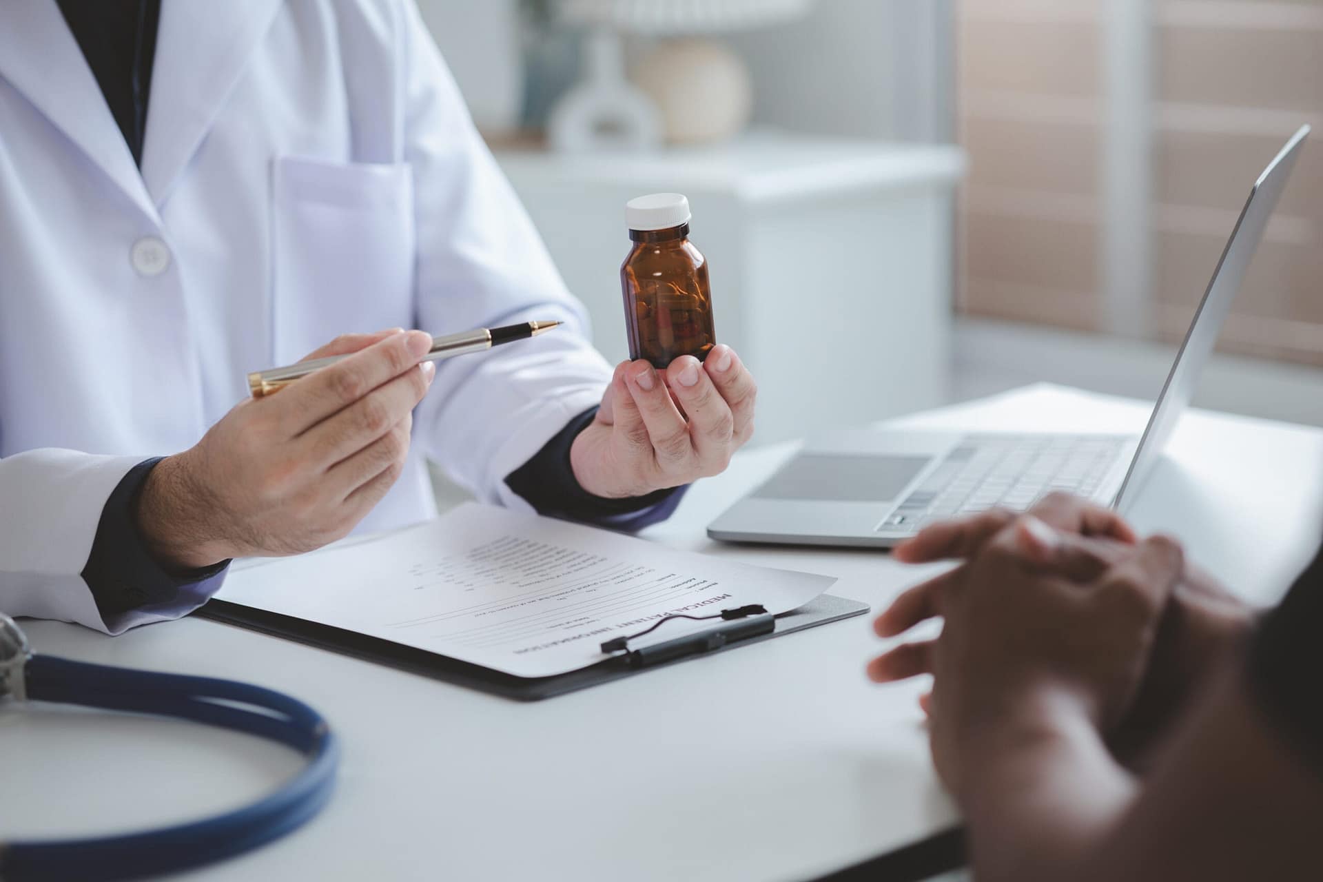 薬剤師が治療や症状に合わせた薬を調剤している様子